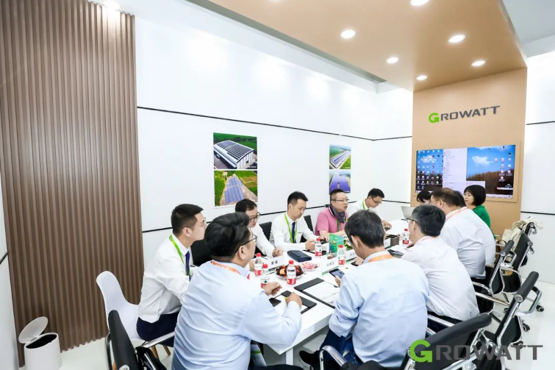 覃明東總經(jīng)理一行參觀了古瑞瓦特上海展臺 覃明東總經(jīng)理一行參觀了古瑞瓦特上海展臺